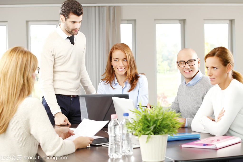 商務人士坐在次會議上